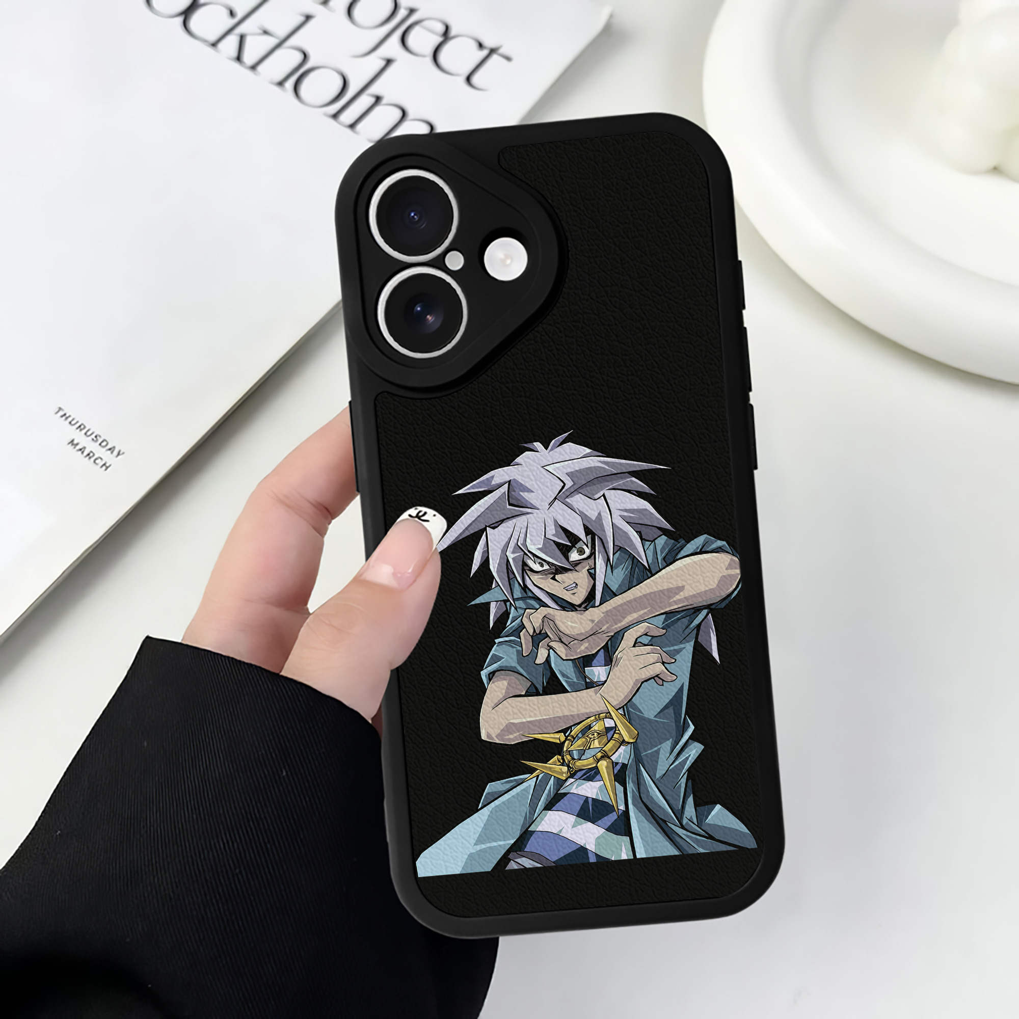 （画像用） 遊☆戯☆王 Yu-Gi-Oh! 【iPhone 16シリーズ対応】シリコンスマホケース（レザー調） 材質：シリコン